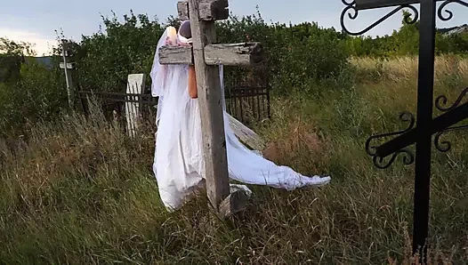 Nereye gömüldüğünü bulmak için geri döndü