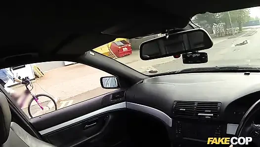 Fake cop - büyük memeli ve tatlı götlü ateşli bisikletçi büyük döl alıyor