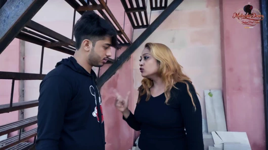 Hintli kolaj kız arkadaş ilk kez erkek arkadaşıyla sikişiyor video