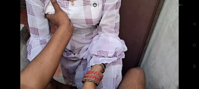 Ateşli Hintli arkadaşlar evli kadın Xshika eski erkek arkadaşına en iyi sakso çekiyor