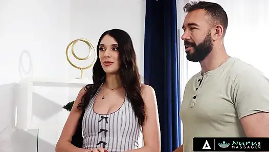 Nuru masajı - Aria Sloane lezbiyen eski Lexi Lore'un ateşli üçlü grup sekste erkek arkadaşını sikmesine izin veriyor