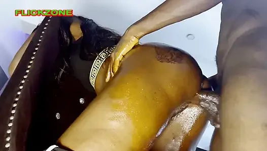 Donumun içinde twerk yapıyor, tahrik oluyor ve onu sikiyor ve amının içine boşalıyor