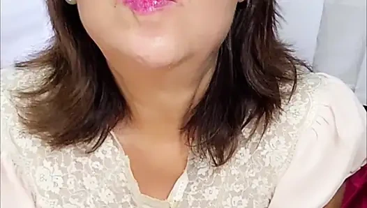 Mastürbasyonmun tadını çıkarırken şeffaf gece elbisemi giyiyorum