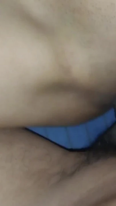 18 yaşındaki yeğenimi çıplak buluyorum ve beni odasına davet ediyor. ve onun tatlı sıkı amını becerdim. | Klip 1