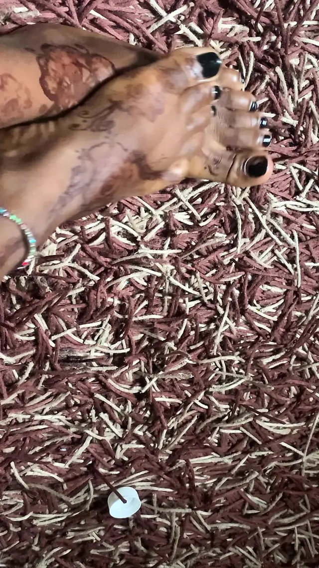 Ateşli zenci bebek ayak masajı bölümü