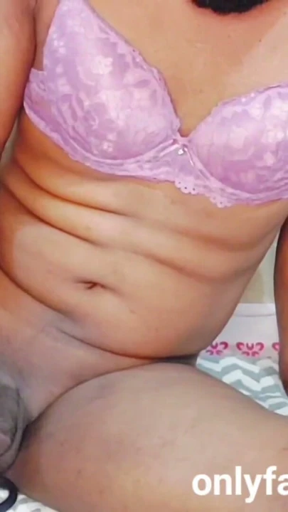 Seksi sevimli transeksüel kadın kılıklı simran mastürbasyon yapmak ve boşalmak için çok çabalıyor | Klip 1