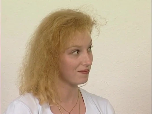 Alman sarışın orta yaşlı seksi kadın yarağına biniyor