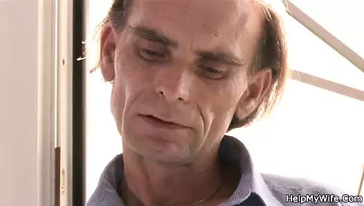 Adam yalıyor ve sikikleri ona tıraş genç kedi