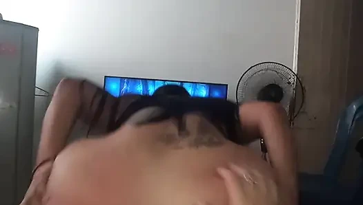 Latin kadının götü kırmızı olana kadar büyük göte şaplak atıyor