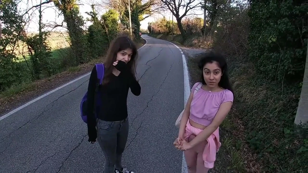 स्कूल से वापस आने वाली 2 अजनबी लड़कियों के साथ मस्ती करना