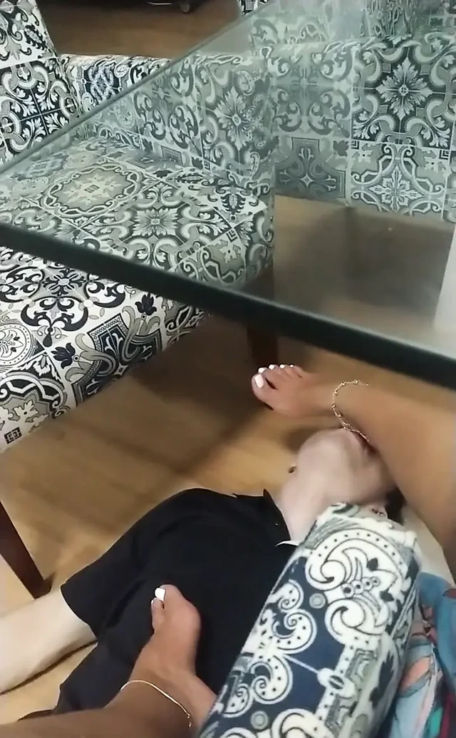 Ayak kölesi masanın altında