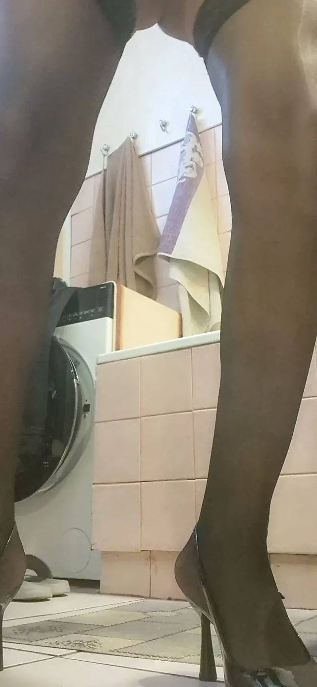 Tüm gün kafes, kemer ve çorapla yürüdüm. Bir penis kafesi.