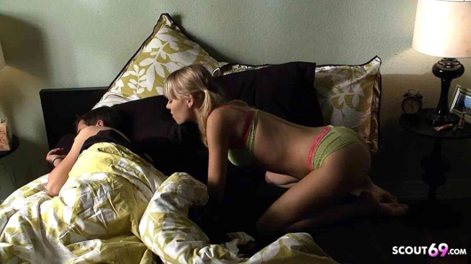 Üvey kız kardeş Nicole Ray sabahları sert sikilmek için büyük yaraklı erkek kardeşini uyandırıyor