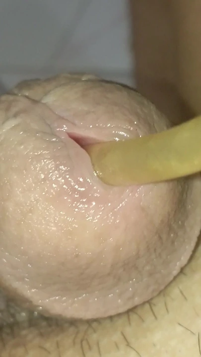 Orgazm olana kadar birçok kez yeni bir şey deniyor ve vücudu titreştiriyor