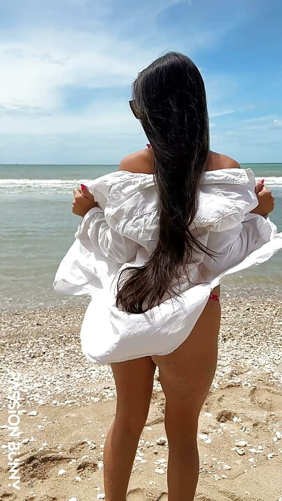 Pembe Bikini Ve Plajda Ateşli Güzellik Keyfi