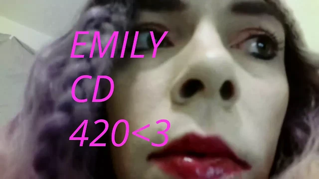 EmilyCD420 быстро развлекается кроссдрессером