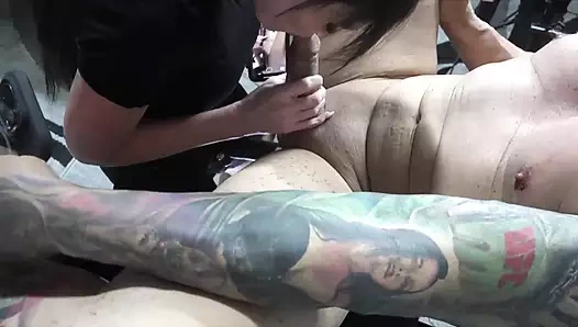 Hikayelere belden bağlamalı - onu sikip emerek ağzımda 2 orgazm ve gömleğime boşalıyor.