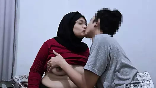 Tesettürlüm bana sakso çekiyor ve köye döndüğünde dölümü yalıyor