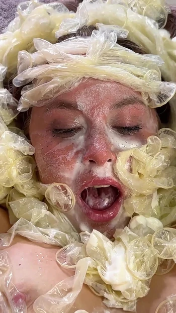 Любительница презервативов трахает сливочную задницу