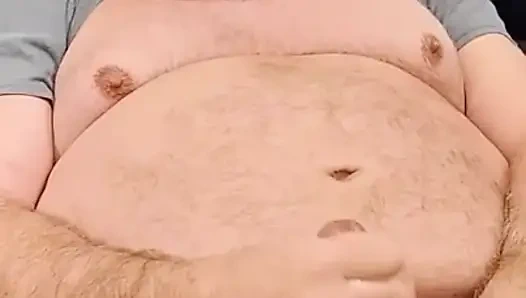 Bear Daddy Chub senin için mastürbasyon yapıyor