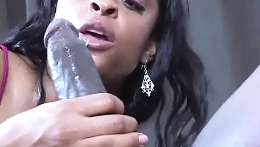 Büyük doğal siyah göğüsler büyük siyah nostaljik yarak emiyor