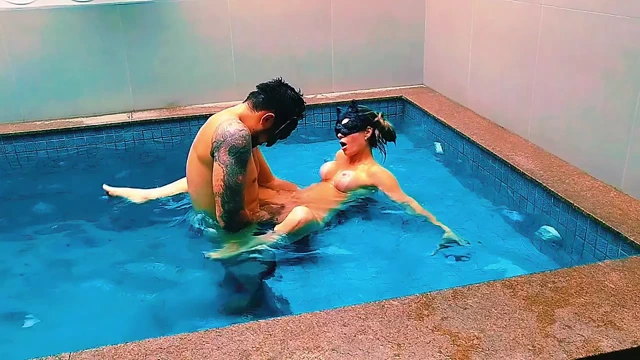 HAVUZDA BU ATEŞLI AMCıĞı YıRTıYORUM