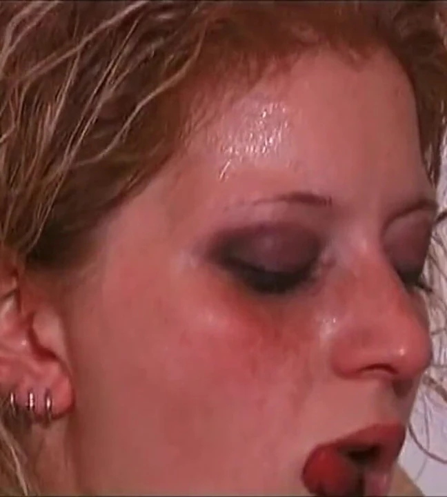 İki lezbiyen orta yaşlı seksi kadın arasında mastürbasyon ve makaslamalı seks ile klasik porno