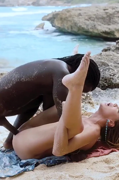 BLACKED большой черный член включается в очко Riley Reid