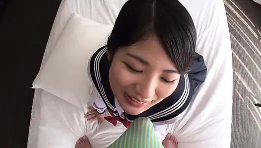 Orta yaşlı bir adam ve üniformalı bir güzellik