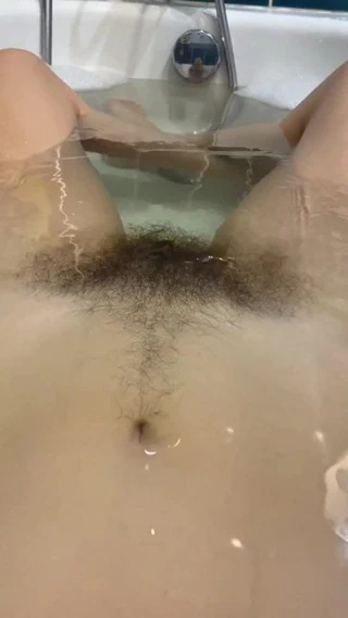 anita banyo yapıyor