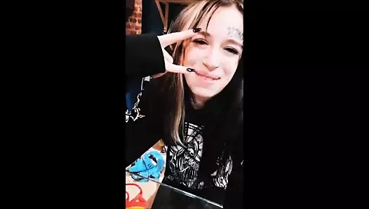 Fan de metal et de tatouage sous la douche