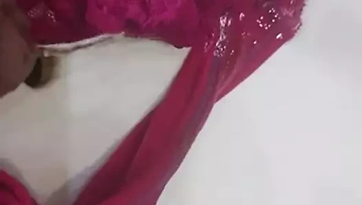 Je pisse sur une culotte odorante de ma femme