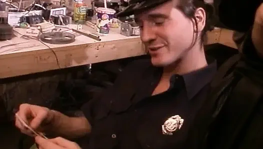 İki mükemmel hatun polis memurlarını memnun etmek için burada