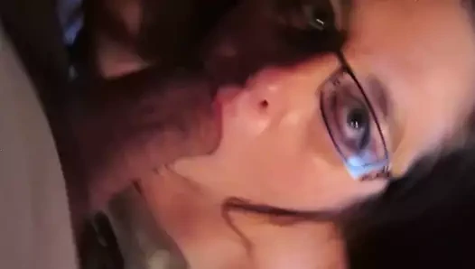 Seksi amatör milf berbat ve chokes üzerinde büyük horoz