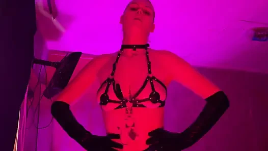 Lateks dominatrix - takma, kırbaç ve mutlak itaat azdırma