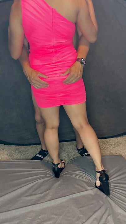 Asyalı orta yaşlı seksi kadın yarak ve taşak emiyor