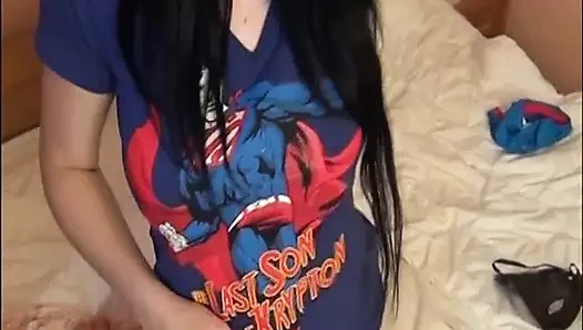 Utangaç ve itaatkar bir esmer olan kuzenim Tereza ile oynuyorum