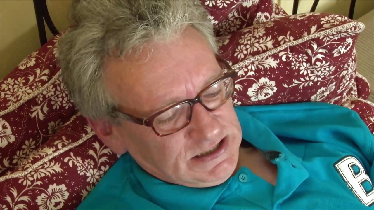 Dişsiz dede genç kızı baştan çıkarıyor