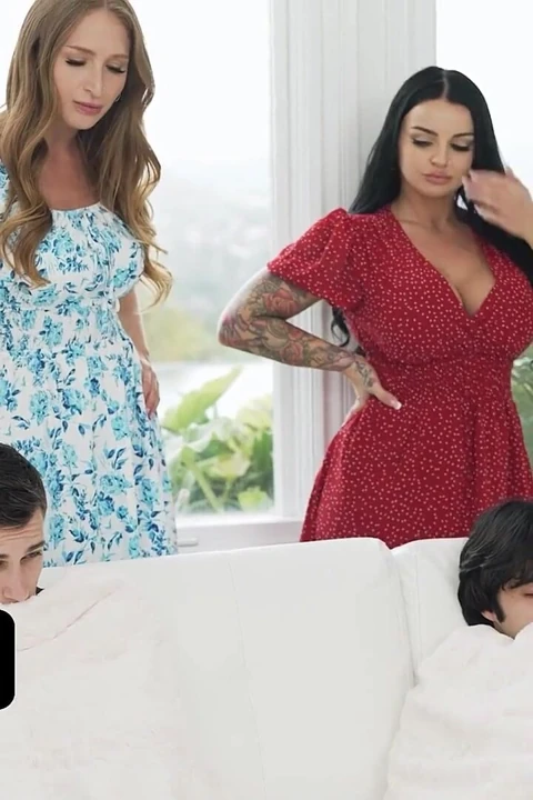 Büyük memeli orta yaşlı seksi kadın skylar snow, payton preslee ve parker ambrose vahşi grup sikişinde
