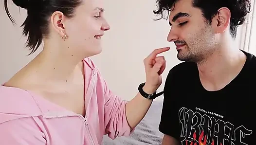 parmaklarını ilk kez ısırıyor