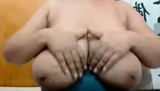 Üç büyük büyük memeli iri güzel kadın