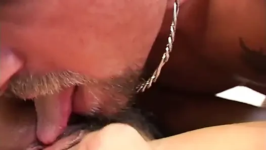 İtalyan amatör kız maskeli sikiliyor