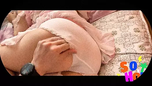 Genç ve hassas bir kız güçlü bir üye için amcığını çerçeveletiyor