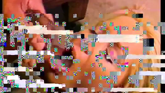 Seksi beyaz fahişe bilardo masasına eğiliyor ve siyah yarakla sert sikiliyor