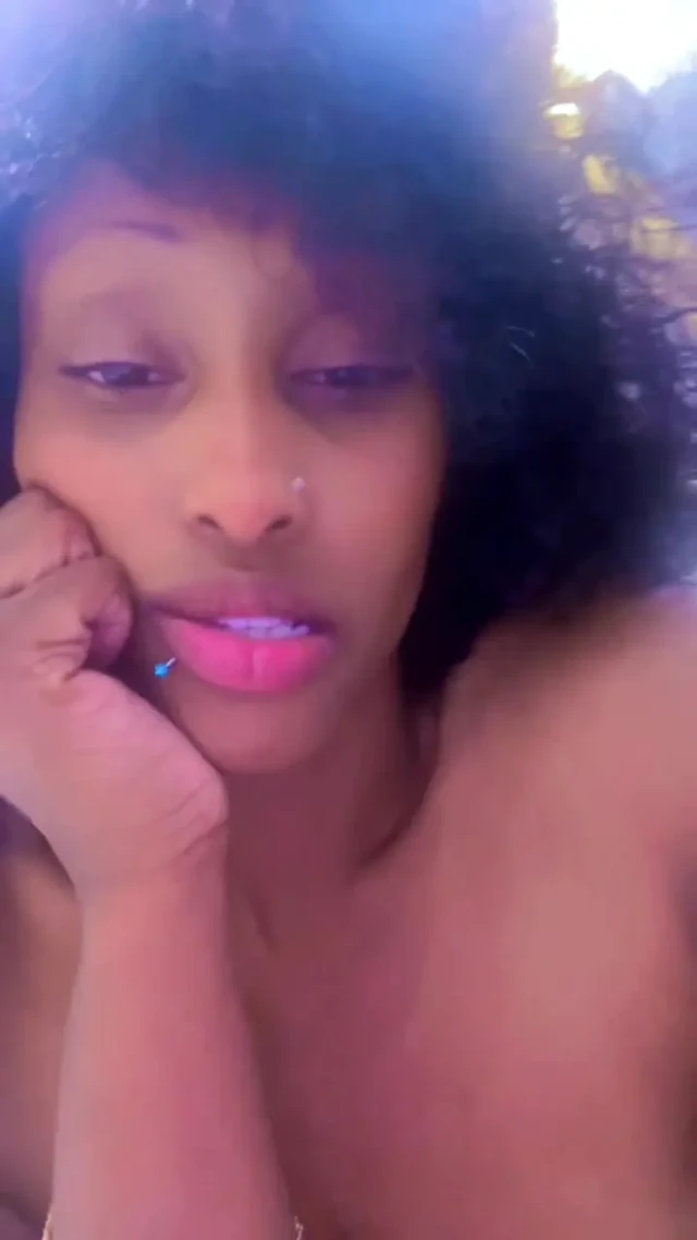 Boşalana kadar amımı yalıyorum! İnce zenci!! Yoni Pretty&pink