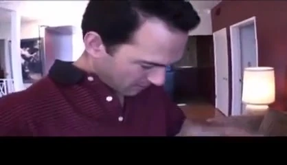 Dar yuvarlak götlü pembeli seksi sürtük bir yarağı emiyor ve sonra biniyor
