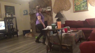 Dar pantolonlu göt gösterisi