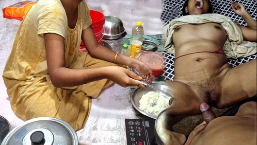 Hintli desi kız ev yapımı seks videosu pişirirken sıkı amıyla sikişiyor