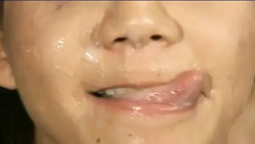 Asain la nana sexy prend deux bites bien dures à la fois et se fait éjaculer sur le visage