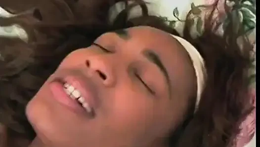 Sıska zenci kız mullet'teki adam tarafından sikiliyor